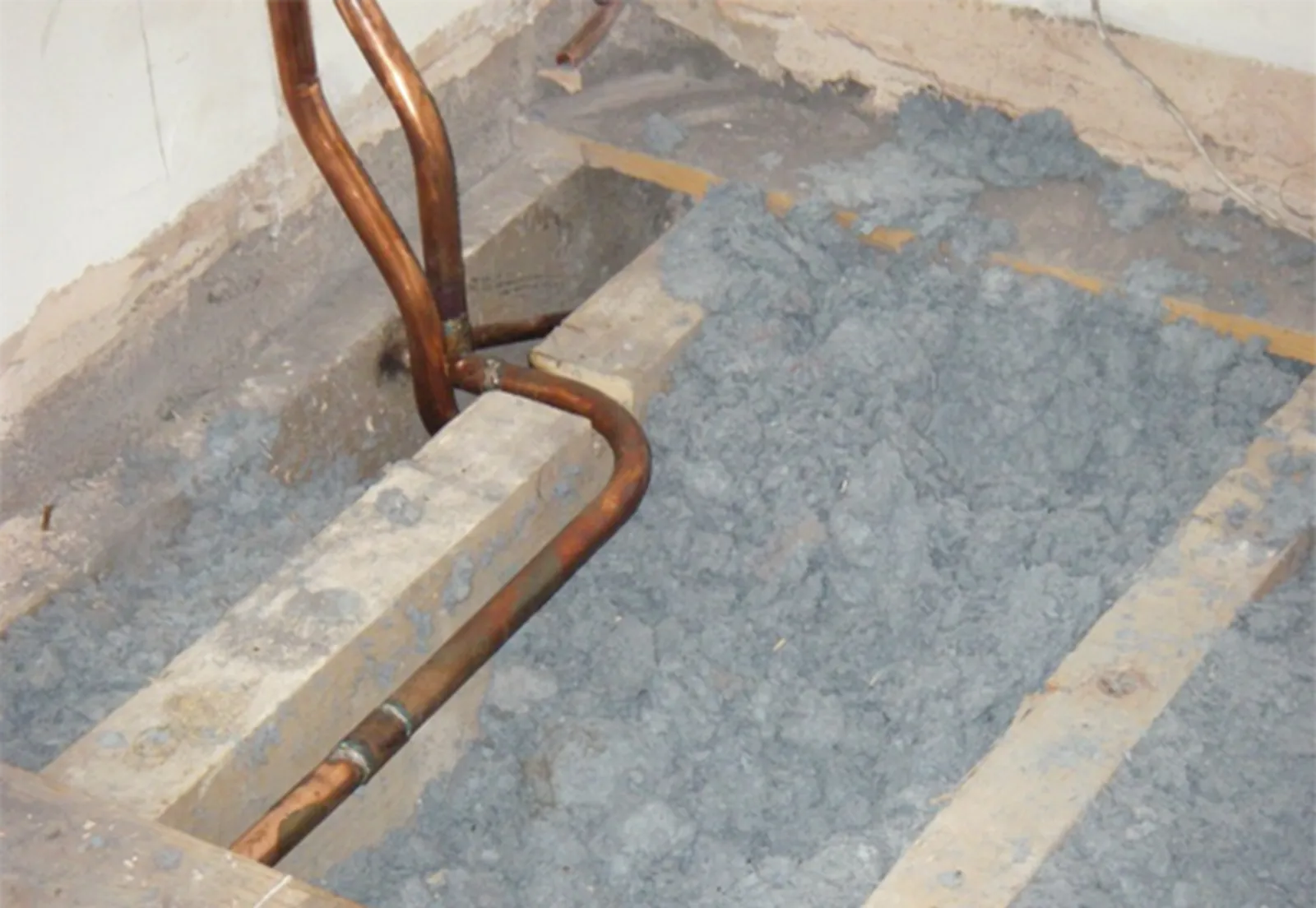 Loose-fill asbestos insulation